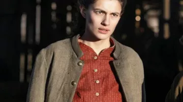 La chaqueta de lana gris de Diana Silvers de The Abandons S01 de Dahlia Teller (Diana Silvers) en The Abandons (S01E07)