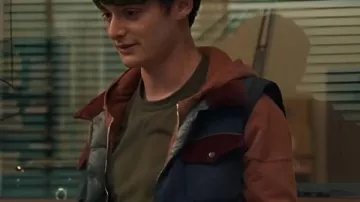 Stranger Things S05 Chaleco azul acolchado de Will Byers usado por Will Byers (Noah Schnapp) en Stranger Things (T05)