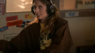 Smith College T-Shirt worn by Robin Buckley (Maya Hawke) in Stranger Things (S05E08)