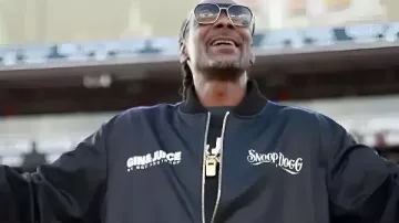 Snoop Dogg Arizona Bowl 2025 Black Bomber Jacket in Snoop makes clean catch during Snoop Dogg Arizona Bowl ????