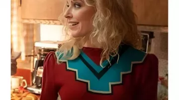 Cara Buono Stranger Things S05 Pull porté par (Cara Buono) dans Stranger Things (S05)