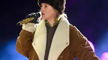 Lainey Wilson NYE Live Coat In Brown in Lainey Wilson - 4x4xU (New Year's Eve Live: Nashville's Big Bash 2025 Performance)