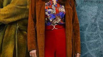 Emilia Clarke Ponies 2026 Brown Suede Coat of Bea (Emilia Clarke) in PONIES (S01E01)