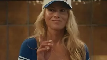 Camiseta azul Texas de Landman Ali Larter llevada por Angela Norris (Ali Larter) en Landman