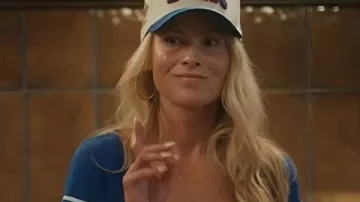 Landman S02 Ali Larter Blue Texas T-shirt usada por Angela Norris (Ali Larter) en Landman