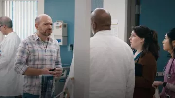 La chemise classique à manches longues à 1 poche boutonnée de Levi’s portée par Ruben (Paul Scheer) telle que vue dans St. Denis Medical (S02E07)