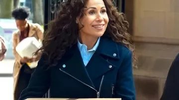 Veste de motard bleu marine Run Away 2026 Minnie Driver portée par Ingrid Greene (Minnie Driver) telle que vue dans Run Away (S01E06)