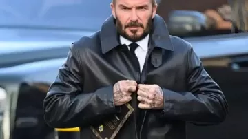 Funeral de David Beckham de Gary Mounfield Abrigo de cuero que lleva David Beckham en Los dolientes abandonan el funeral del bajista de The Stone Roses, Gary "Mani" Mounfield