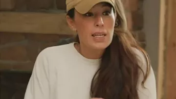 Fixer Upper Colorado Mountain House S01 Joanna Gaine White Sweatshirt worn by self (Joanna Gaines) in Fixer Upper: Colorado Mountain House (S01)