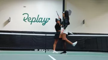 Baskets Balanciaga noires et blanches portées par Ro-mina Ustayev, comme vu dans Members Only : Palm Beach (S01E01)