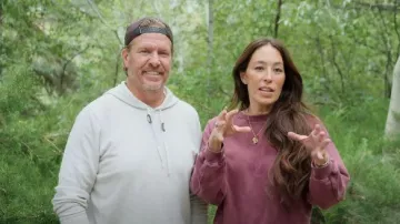 Gap Vintage Soft Wedge Crewneck worn by Joanna Gaines as seen in Fixer Upper: Colorado Mountain House (S01E03)