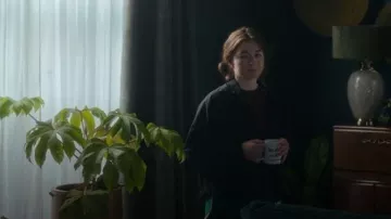 Veste légère Lululemon portée par Harper Fenn (Hazel Doupe) telle que vue dans Sanctuary : A Witch’s Tale (S02E02)