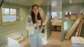 Salopettes en jean Anthropologie Pilcro Painter portées par Joanna Gaines telles que vues dans Fixer Upper : Colorado Mountain House (S01E03)