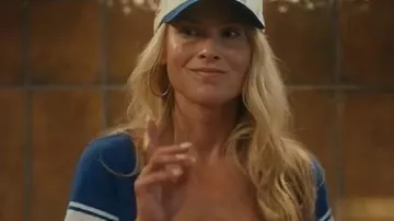 Landman S02 Ali Larter Camiseta azul Texas llevada por Angela Norris (Ali Larter) tal como se ve en Landman