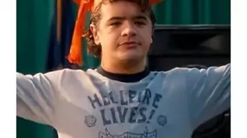 Stranger Things S05 Dustin Grey Hellfire Lives Print T-Shirt used by Dustin Henderson (Gaten Matarazzo) as seen in Stranger Things (S05E08)