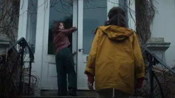 Chaqueta de cuero sintético ajustada por Bershka que lleva Harper Fenn (Hazel Doupe) como se ve en Santuario: El cuento de una bruja (S02E02)