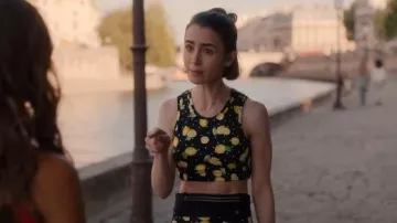 Ceinture de course rapide et libre Lululemon en noir portée par Emily Cooper (Lily Collins) telle que vue dans Emily à Paris (S05E06)