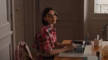 Boucles d'oreilles créoles en argent Bottega Veneta portées par Emily Cooper (Lily Collins) dans l'épisode 6 de la saison 5 d'Emily in Paris.