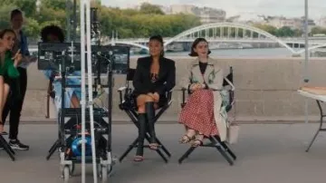 Vivienne Westwood Grande boule de billard sac de studio portée par Emily Cooper (Lily Collins) telle que vue dans Emily à Paris (S05E06)