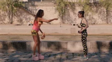 Mary Janes Demonia Wave 32 Baby Pink Platform portées par Mindy Chen (Ashley Park) telles que vues dans Emily à Paris (S05E06)