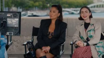 Sac bleu coquin Bombelli Paris porté par Mindy Chen (Ashley Park) tel que vu dans Emily in Paris (S05E06)