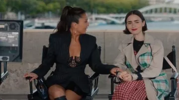 Bague fleur rouge Nach Bijoux portée par Mindy Chen (Ashley Park) telle que vue dans Emily à Paris (S05E06)