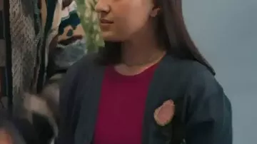 Cardigan fleuri gris Run Away 2026 porté par (Ellie de Lange) dans Run Away (S01)