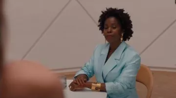 Bronx et Banco Molten Gold Cuff porté par Melia Kreiling tel que vu dans Emily à Paris (S05E06)