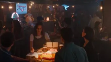 Sac bandoulère Aspinal of London Leather Resort porté par Sofia Sideris tel que vu dans Emily à Paris (S05E06)