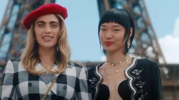 Collier Chabaux Champagne en argent porté par Shay (Alice Hewkin) tel que vu dans Emily à Paris (S05E06)