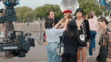 Publié par Swarovski Le mini sac Lost Stone de Ruby porté par Shay (Alice Hewkin) tel que vu dans Emily à Paris (S05E06)