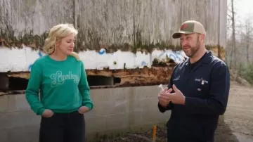 Sweat Lucky Sweat Z Supply en vert Lucky porté par Jenny Marrs comme on le voit dans Fixer to Fabulous (S07E04)