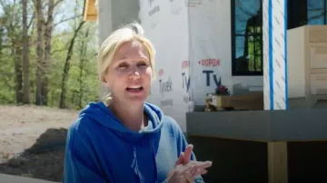 Sweat à capuche Lalamia Wholesale Raw Edge Flatlock porté par Jenny Marrs, tel que vu dans Fixer to Fabulous (S07E04)