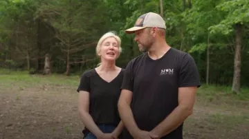 T-shirt classique à col V Bella Dahl Vintage noir porté par Jenny Marrs tel que vu dans Fixer to Fabulous (S07E04)