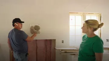 H&M Fitted T-shirt worn by Jenny Marrs as seen in Fixer to Fabulous(S07E04)