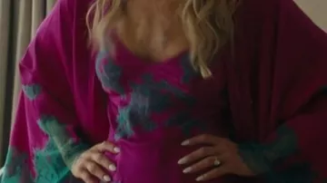Bata de seda rosa oscuro usada por Angela Norris Ali Larter en Landman