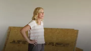 Camiseta Vero Moda de cuello en V que lleva Jenny Marrs vista en Fixer to Fabulous (S07E05)