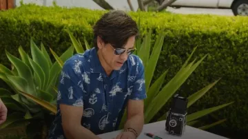 RRL Ralph Lauren Chemise marine imprimée marine portée par John Stamos, telle que vue dans Celebrity IOU (S11E01)