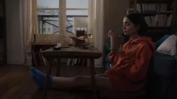 Drole De Monsieur Nfpm Sweat en coton à capuche Rouille portée par Emily Cooper (Lily Collins) telle que vue dans Emily à Paris (S05E07)
