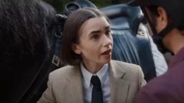 Boucles d'oreilles Von Treskow Luxe Open Pear portées par Emily Cooper (Lily Collins) dans l'épisode Emily in Paris (S05E07).