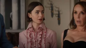 Boucles d'oreilles pendantes Kovadi Gold Tell Me You Love Me portées par Emily Cooper (Lily Collins) dans l'épisode Emily in Paris (S05E07).