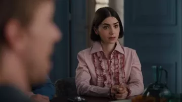 Bague arc-en-ciel NeverNot Let's Play Chess portée par Emily Cooper (Lily Collins) dans l'épisode Emily in Paris (S05E07)