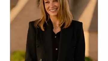 Blazer Landman S2 Rebecca Falcone porté par Rebecca Falcone (Kayla Wallace) à Landman