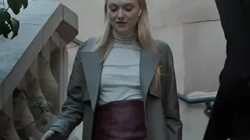 All Her Fault Dakota Fanning 2025 Trench Coat Leather usado por Jenny Kaminski (Dakota Fanning) en All Her Fault (S01)