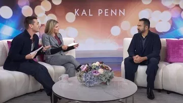 Homme Plissé Issey Miyake Blazer plissé porté par Kal Penn, tel que vu dans Today with Jenna & Friends le 5 janvier 2026