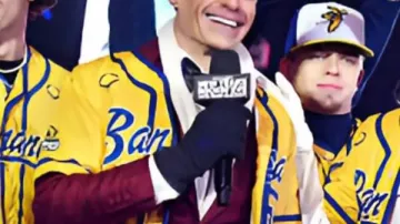 Ryan Seacrest Camiseta amarilla de la celebración de Nochevieja