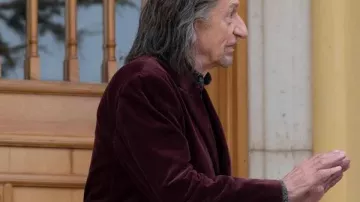 Wonder Man 2026 Ben Kingsley Maroon Blazer worn by Trevor Slattery (Ben Kingsley) in Wonder Man (S01)