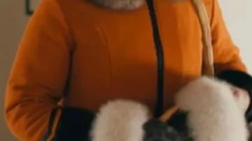 Col de fourrure Manteau orange porté par Siaja (Anna Lambe) à North of North