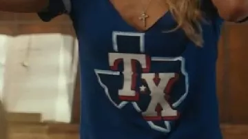 Camiseta azul de Texas llevada por Angela Norris (Ali Larter) en Landman