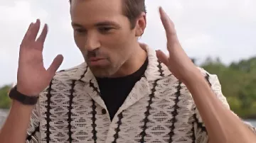 Lost in Paradise 2026 Chemise au crochet d’Ian Harding portée par Max (Ian Harding) telle que vue dans Lost in Paradise